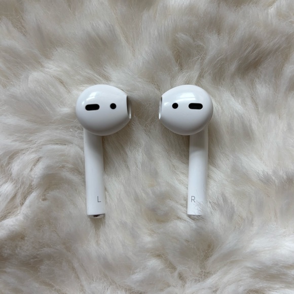 AirPods 2nd Gen Wireless Earbuds with Charging Case and Cable - Picture 7 of 12